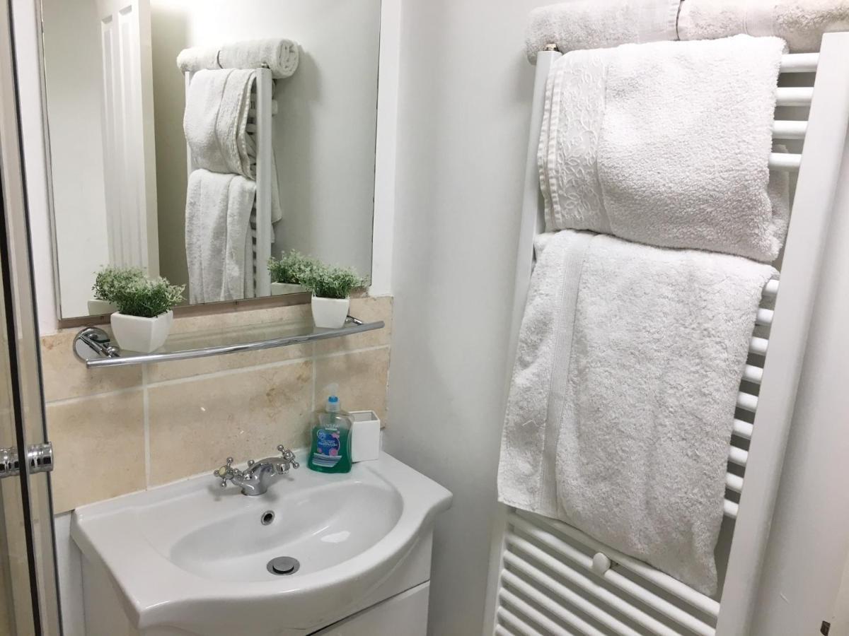 Spacious Ground Floor Studio Flat - Easy Access To Stansted Airport, London And Cambridge Apartment Bishop's Stortford Exterior photo