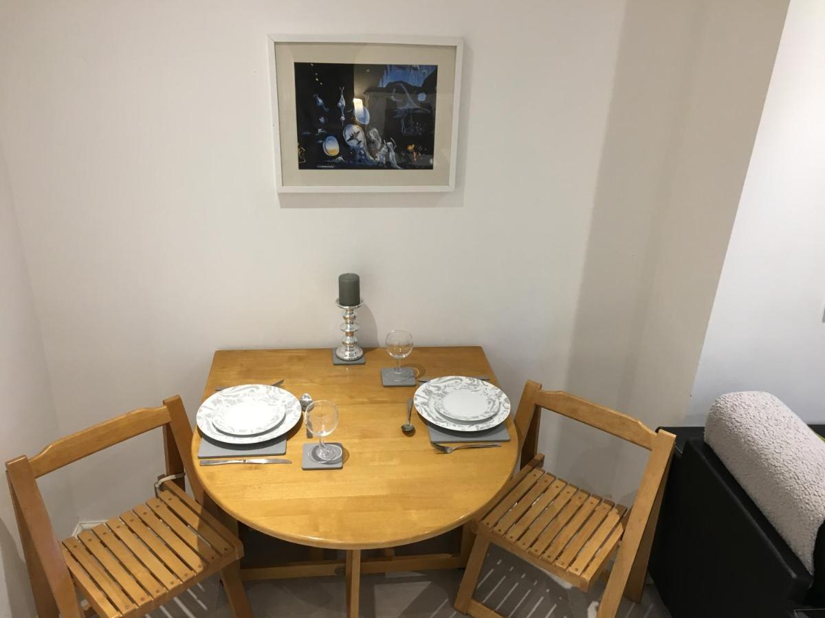 Spacious Ground Floor Studio Flat - Easy Access To Stansted Airport, London And Cambridge Apartment Bishop's Stortford Exterior photo