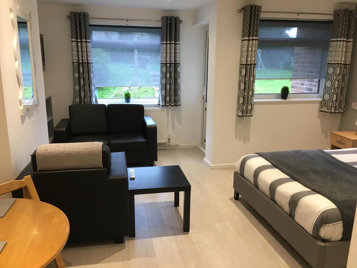 Spacious Ground Floor Studio Flat - Easy Access To Stansted Airport, London And Cambridge Apartment Bishop's Stortford Exterior photo